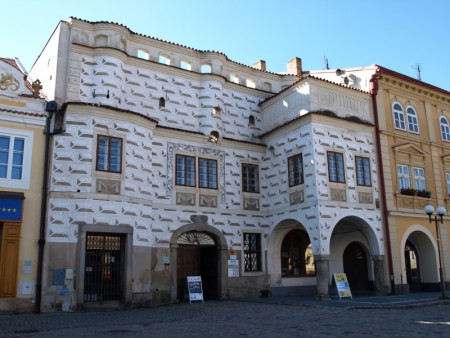 dnes-se-v-budove-nachazi-galerie-m-a-ve-sklepeni-pak-unikatni-muzeum-strasidel